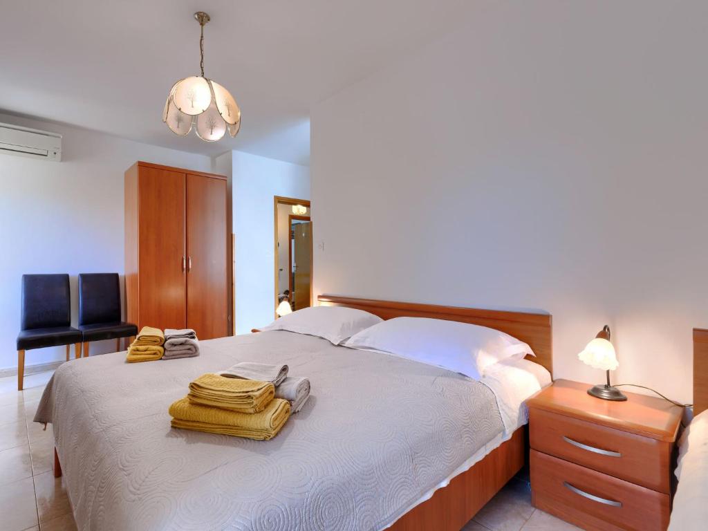 Postel nebo postele na pokoji v ubytování Apartment Alba-2 by Interhome