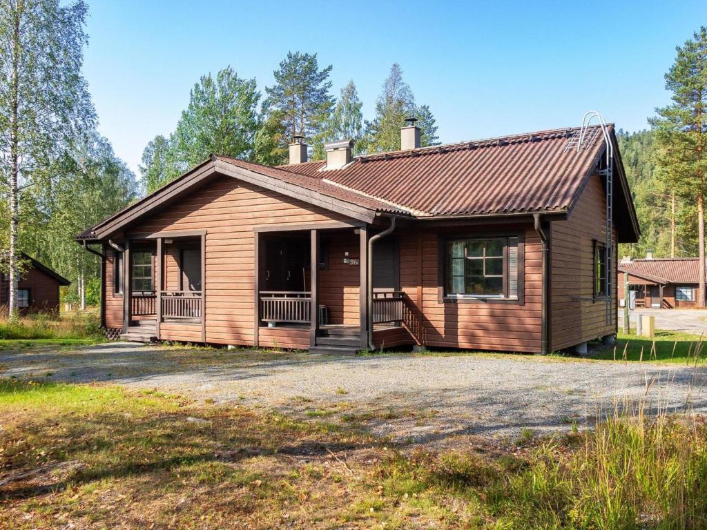 une maison avec un porche et une cour dans l'établissement Holiday Home Tahkovuorentie 34 b by Interhome, à Tahkovuori