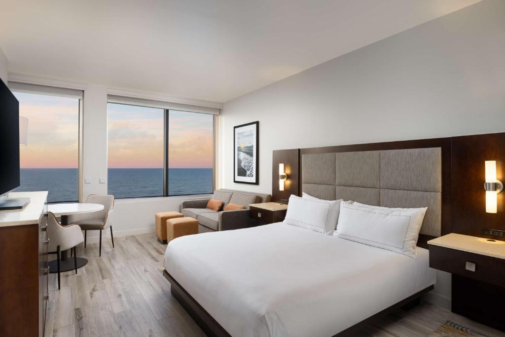 Postel nebo postele na pokoji v ubytování Hilton Galveston Island Resort