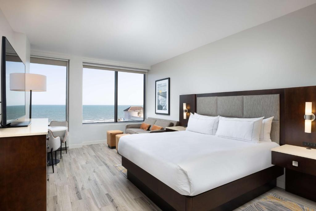 Postel nebo postele na pokoji v ubytování Hilton Galveston Island Resort