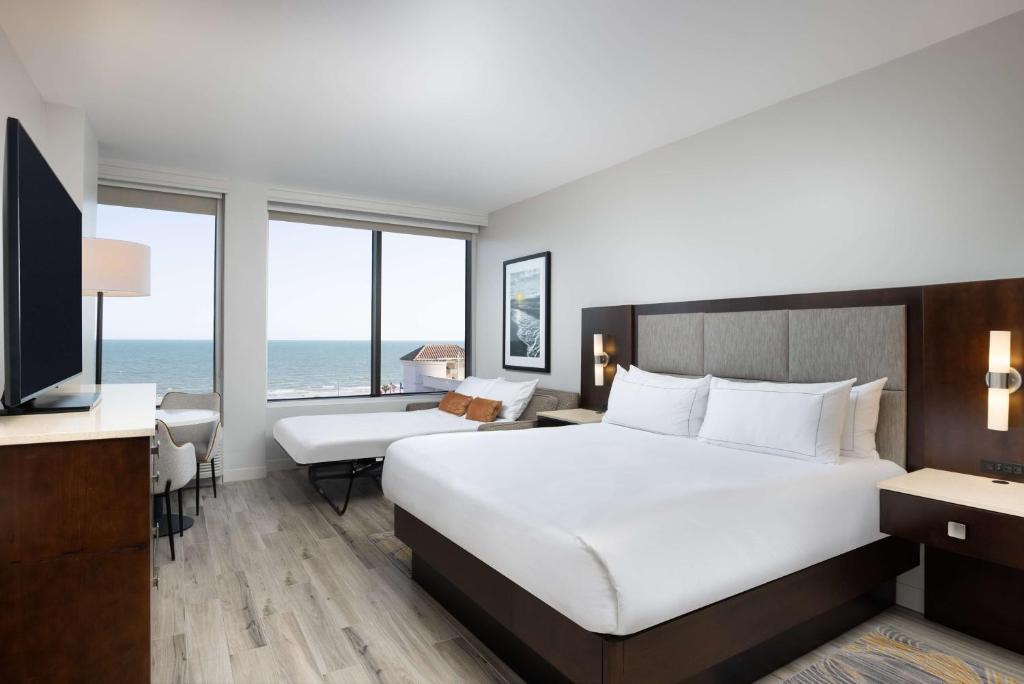Postel nebo postele na pokoji v ubytování Hilton Galveston Island Resort