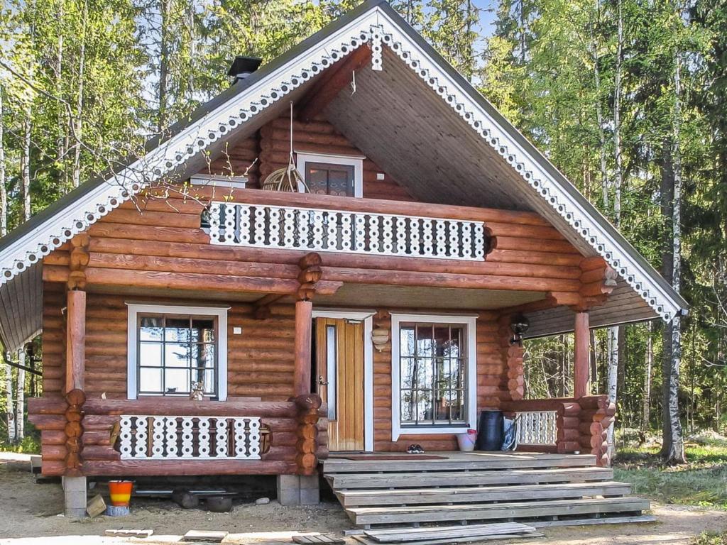 Cette cabane en rondins comprend une terrasse couverte et des escaliers dans les bois. dans l'établissement Holiday Home Lohi- lie14 by Interhome, à Kylänlahti