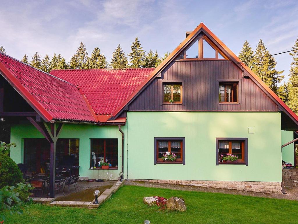 uma casa com um telhado vermelho em Holiday Home Jelení kout by Interhome em Smržovka