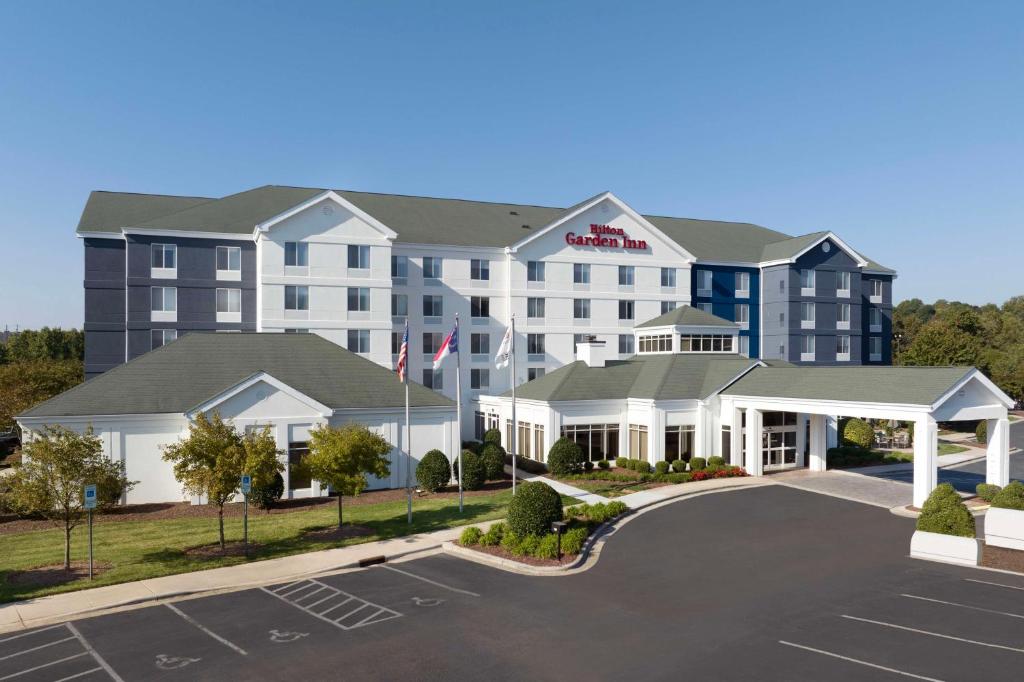 un hôtel avec un parking dans l'établissement Hilton Garden Inn Greensboro, à Greensboro
