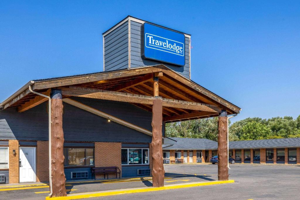 a building with a sign on top of it at Travelodge by Wyndham Livingston in Livingston