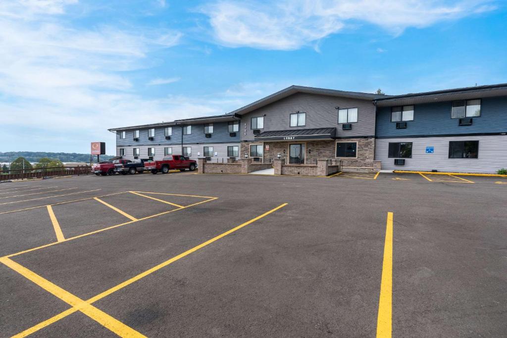 un aparcamiento vacío frente a un edificio en Econo Lodge, en Madison