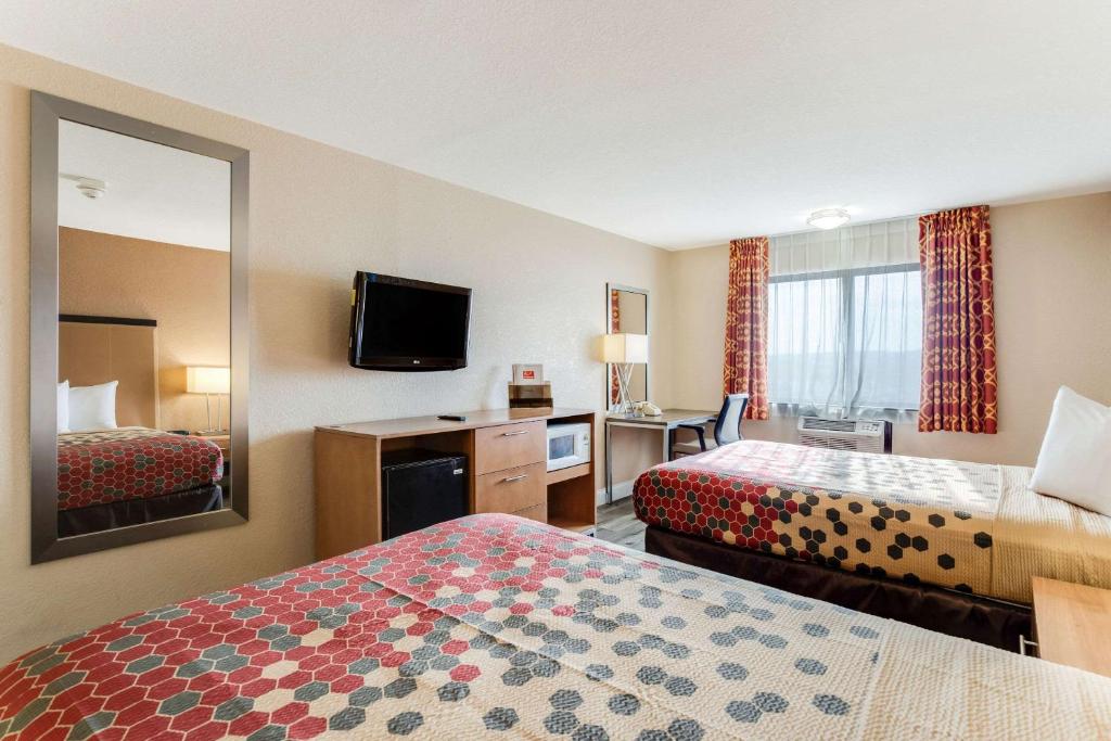 Postel nebo postele na pokoji v ubytování Econo Lodge Madison East
