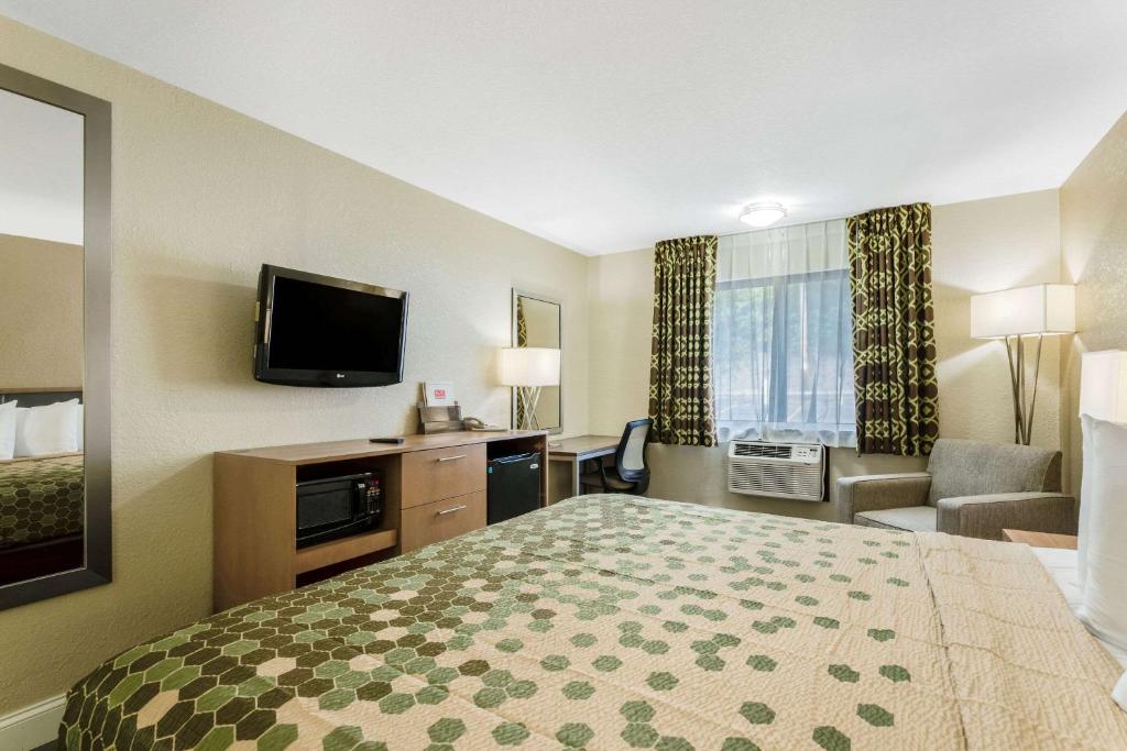 Postel nebo postele na pokoji v ubytování Econo Lodge Madison East