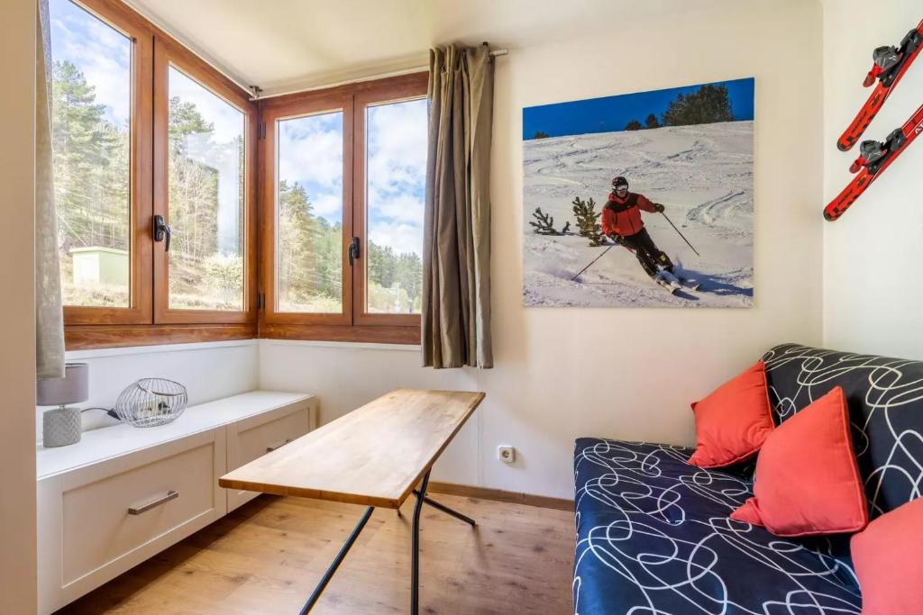 una habitación con un esquiador en la pared en Enmolinate, en La Molina