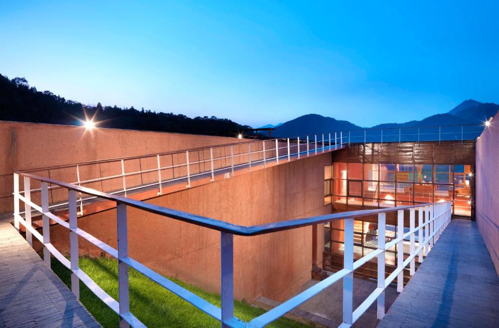 Nespecifikovaný výhled na hory nebo výhled na hory při pohledu z hotelu