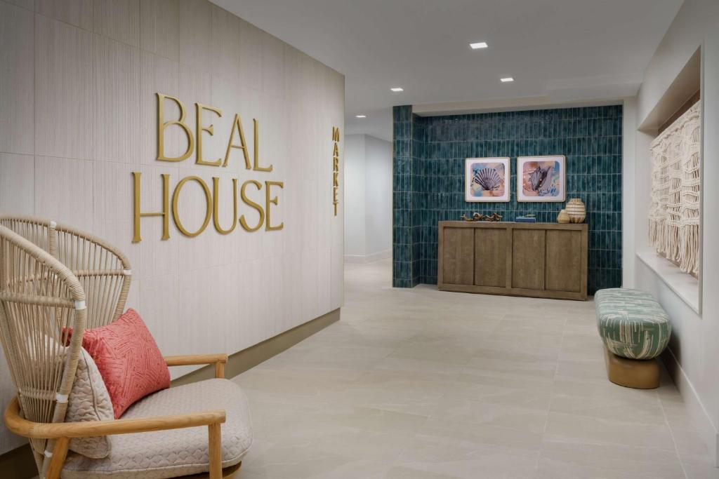 Posezení v ubytování Beal House Fort Walton Beach, Tapestry Collection By Hilton
