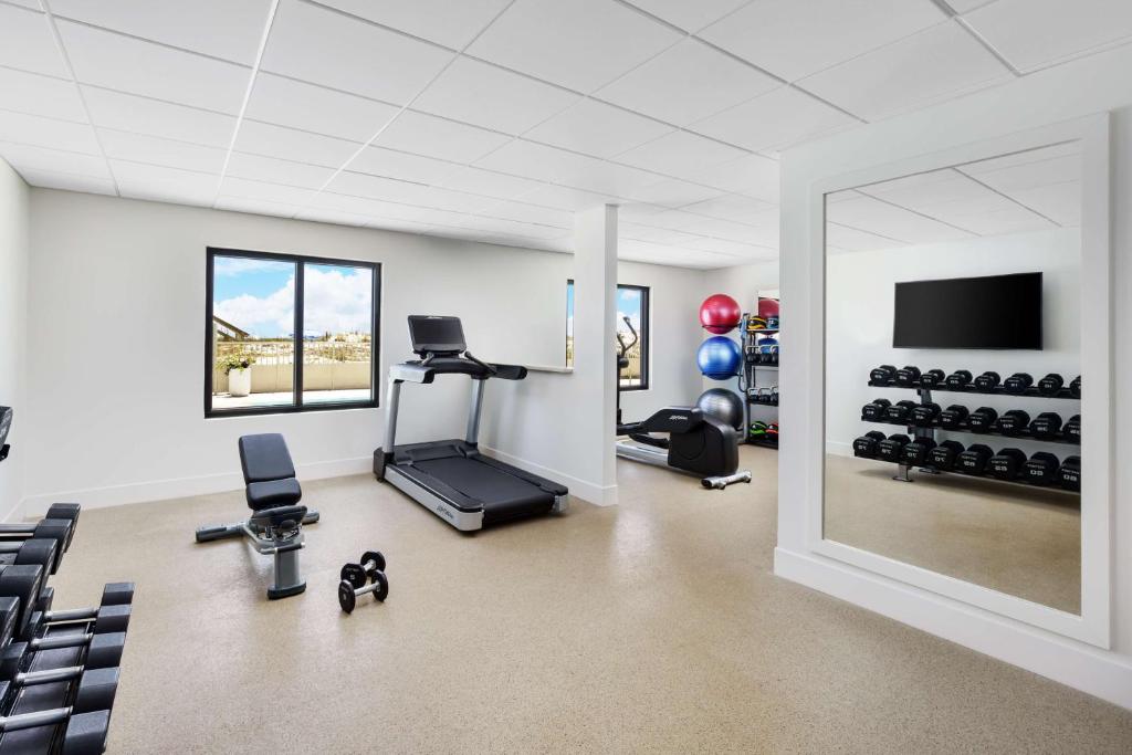 Fitness centrum a/nebo fitness zařízení v ubytování Beal House Fort Walton Beach, Tapestry Collection By Hilton