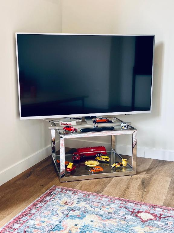 Televízia a/alebo spoločenská miestnosť v ubytovaní Le Manamour, style Appart Hôtel à 10 min de Nevers