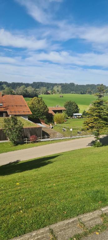 una vista de una carretera con un campo de césped en Ferienwohnung Missen-Wilhams en Missen-Wilhams