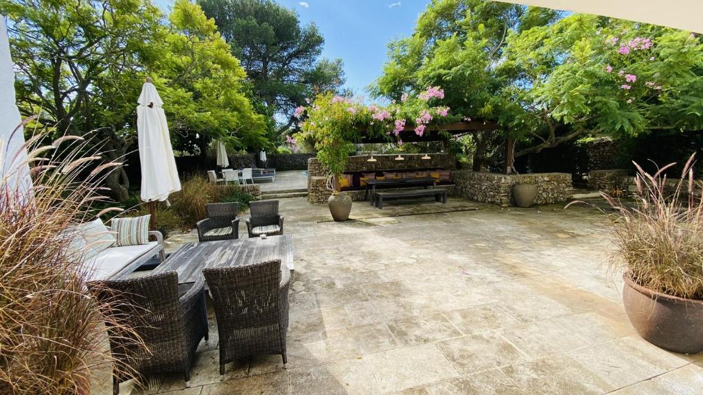 A garden outside Holiday Home Casa MADORIA