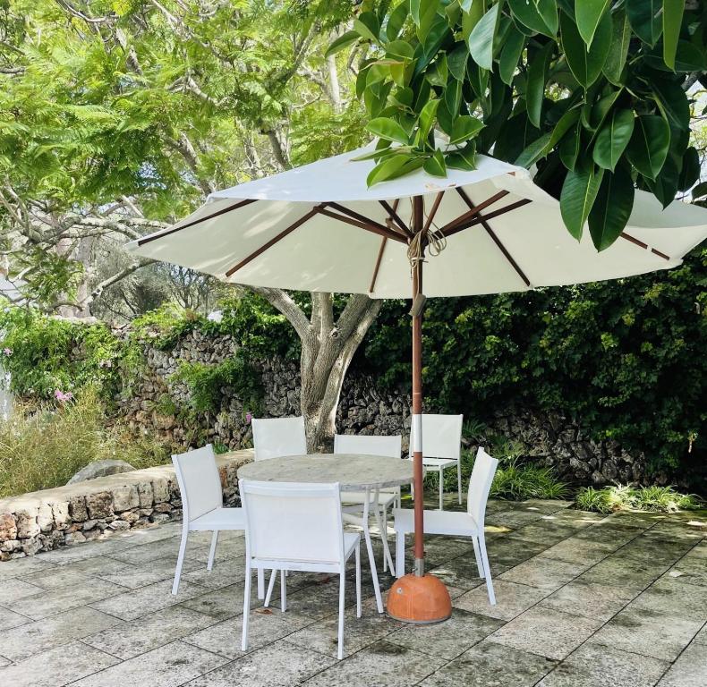 A garden outside Holiday Home Casa MADORIA