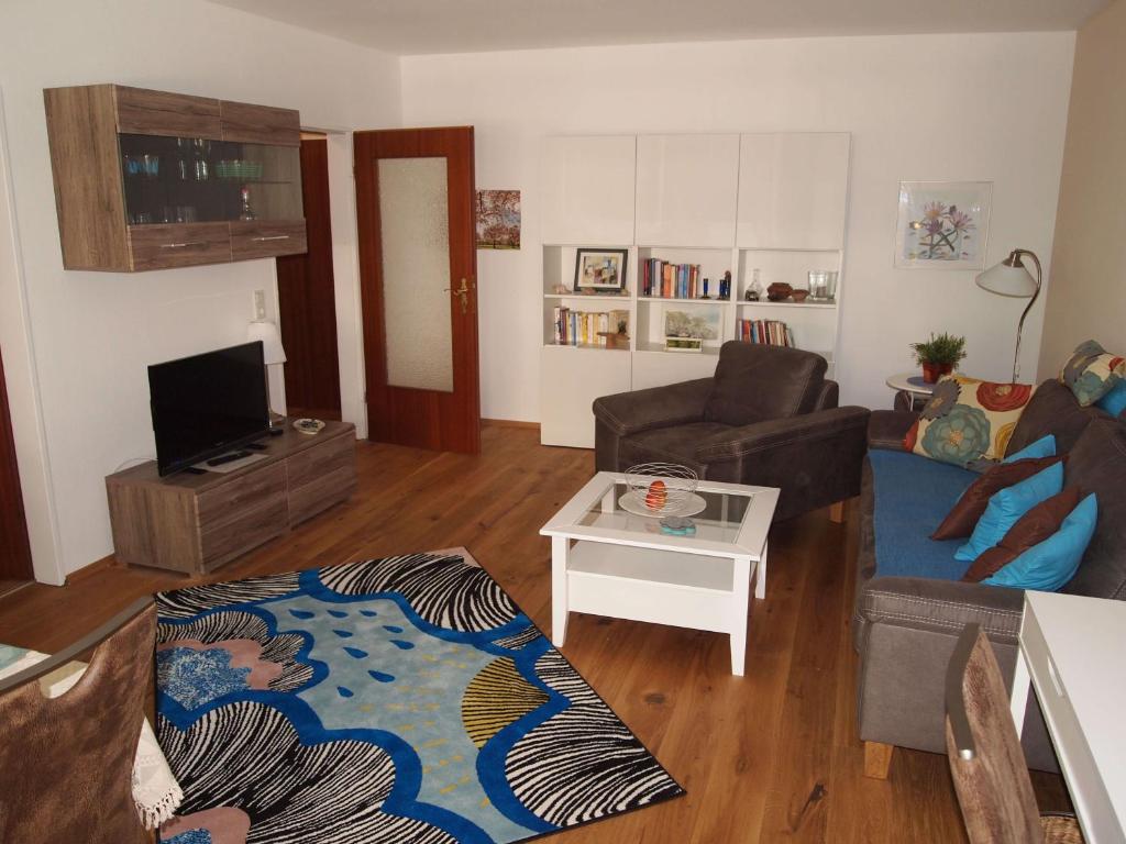 ein Wohnzimmer mit einem Sofa und einem Tisch in der Unterkunft Ferienwohnung AltesSalzwerk in Bad Harzburg