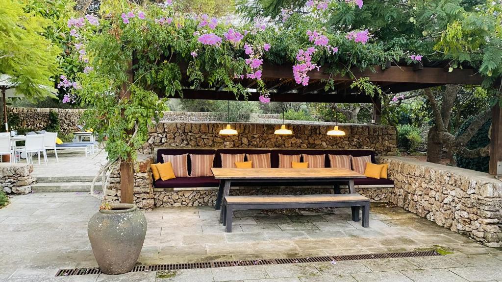 A garden outside Holiday Home Casa MADORIA