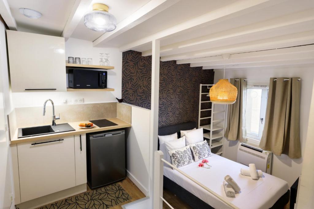 - une petite cuisine avec un lit dans une petite pièce dans l'établissement Le Nid d'Arthur, à Carcassonne
