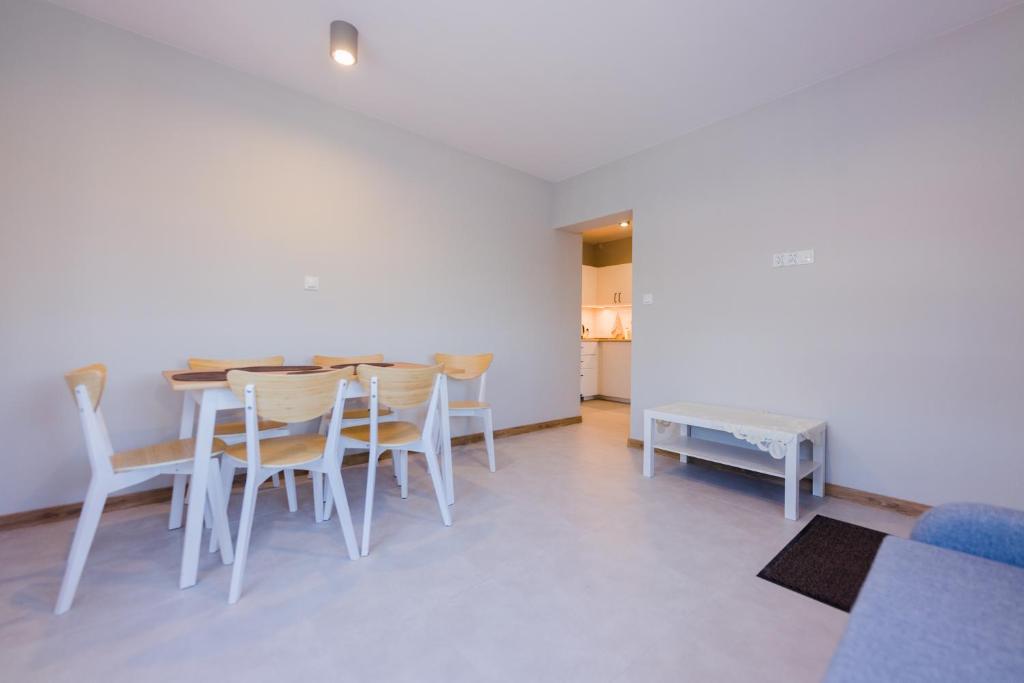 ein Esszimmer mit einem Tisch und Stühlen in der Unterkunft Apartamenty u Ewy in Bodzentyn