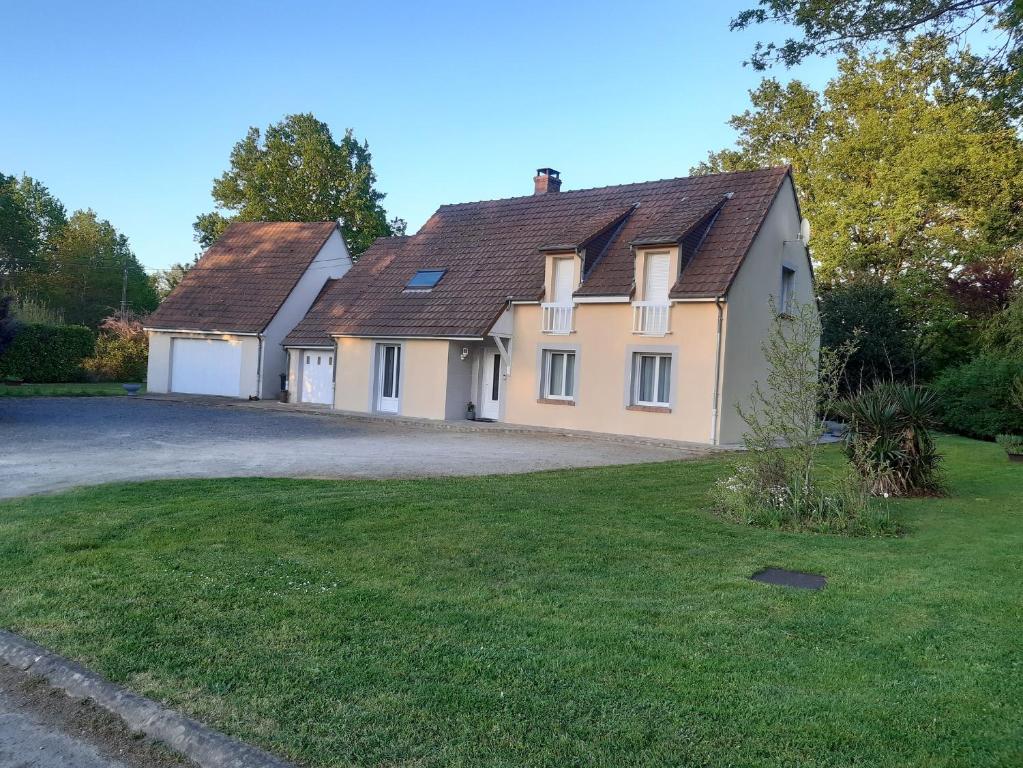 une maison avec une grande cour devant elle dans l'établissement Les Aulnays, à Arnage