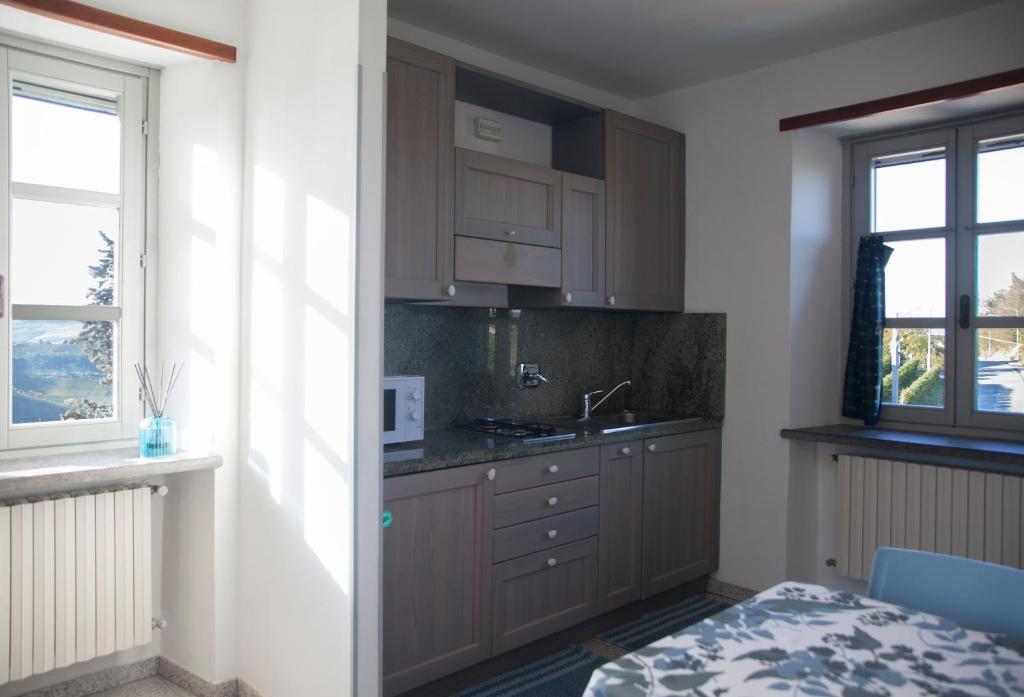 Kuchyň nebo kuchyňský kout v ubytování CASA NELLE LANGHE