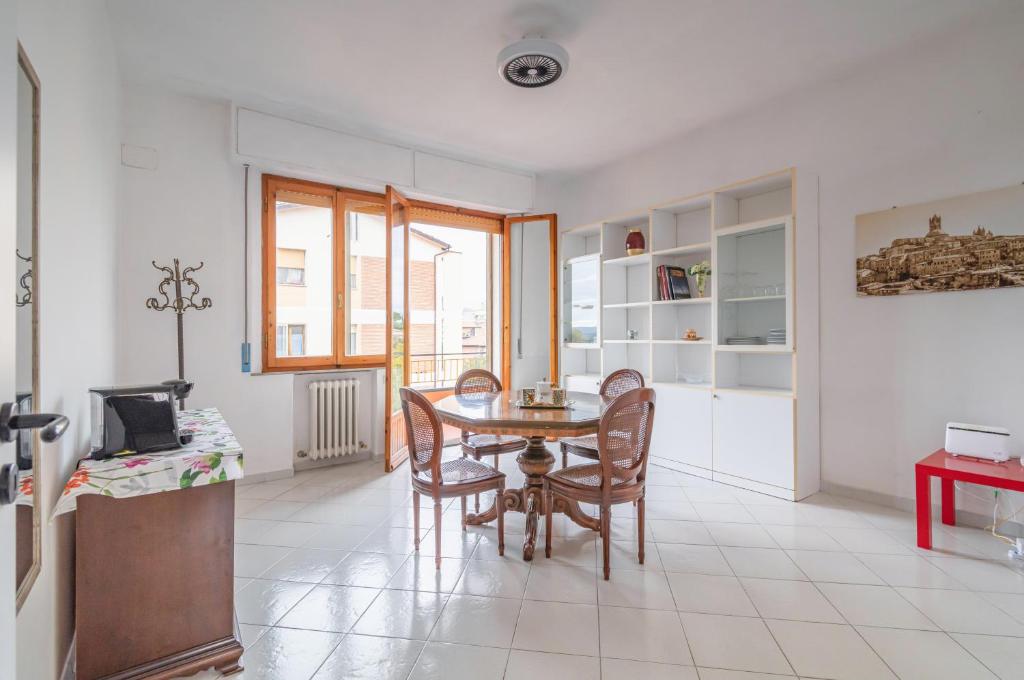 eine Küche und ein Esszimmer mit einem Tisch und Stühlen in der Unterkunft Comfy Flat Steps Away from Siena Station! in Siena