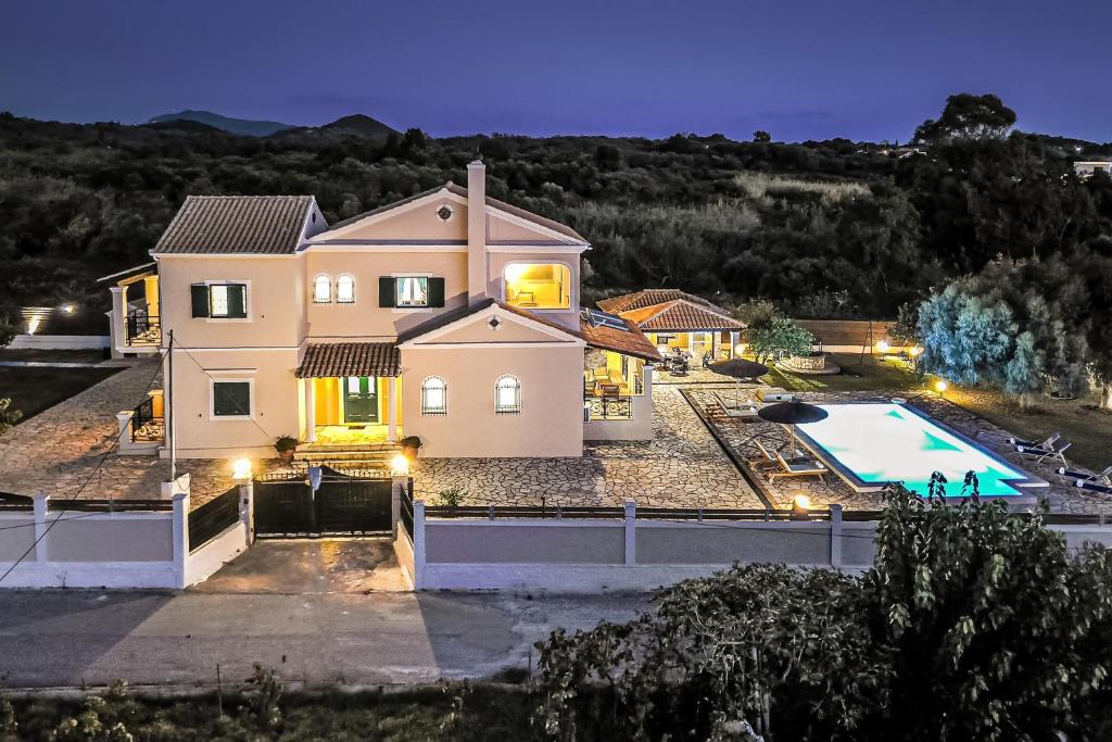 Bazén v ubytování Skidi Beach house nebo v jeho okolí