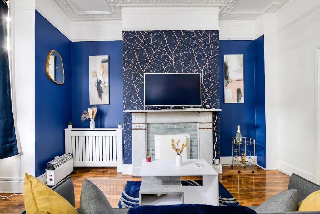 南安普敦的住宿－Southampton City Centre 1 Bed Apartment，客厅设有蓝色的墙壁和壁炉。