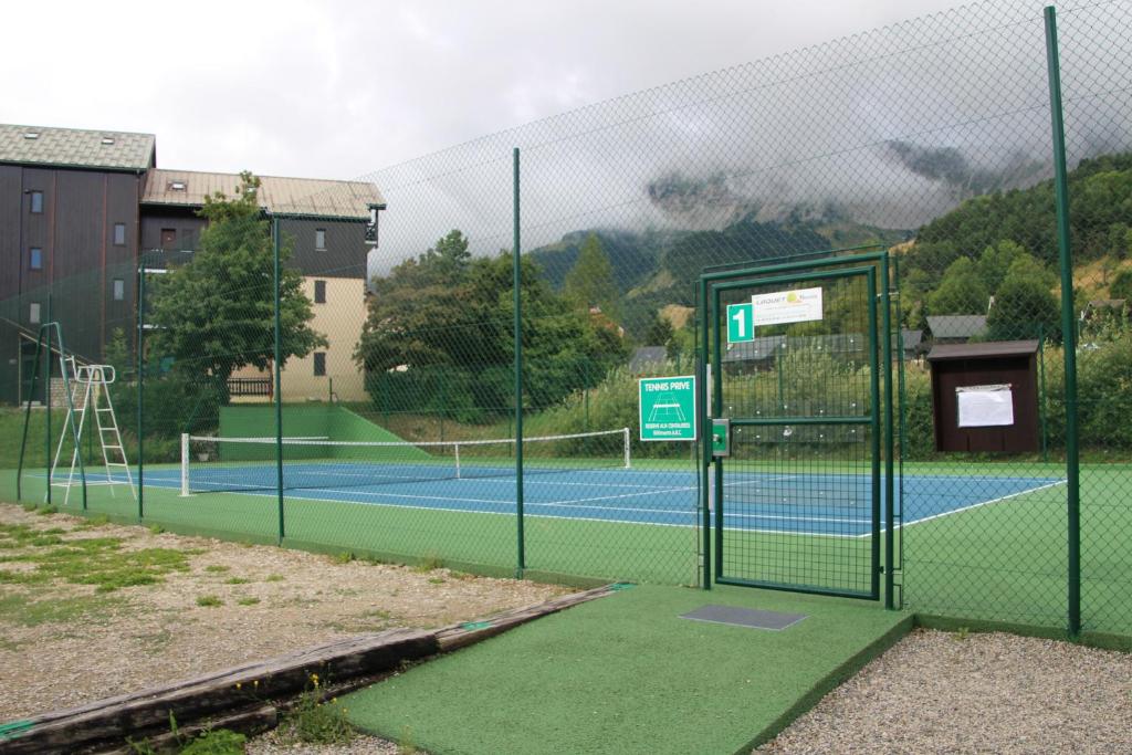 Tenis dan/atau kemudahan skuasy di LE COCON atau berdekatan