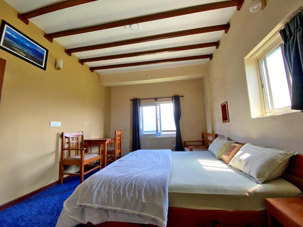 Katil atau katil-katil dalam bilik di Hotel Himalayan Home Lamagaun Pokhara 10 minute drive from tourist place lakeside rent Rooms