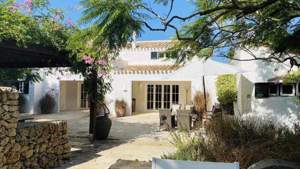 A garden outside Holiday Home Casa MADORIA