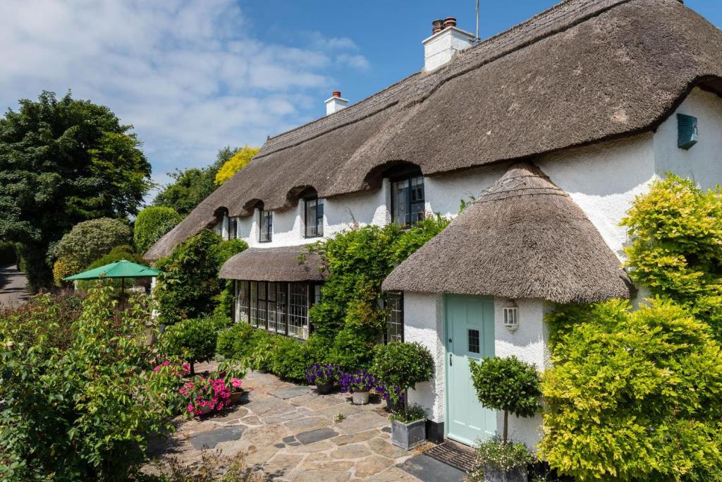 an old cottage with a thatched roof at Dusky Cottage in Hope Cove