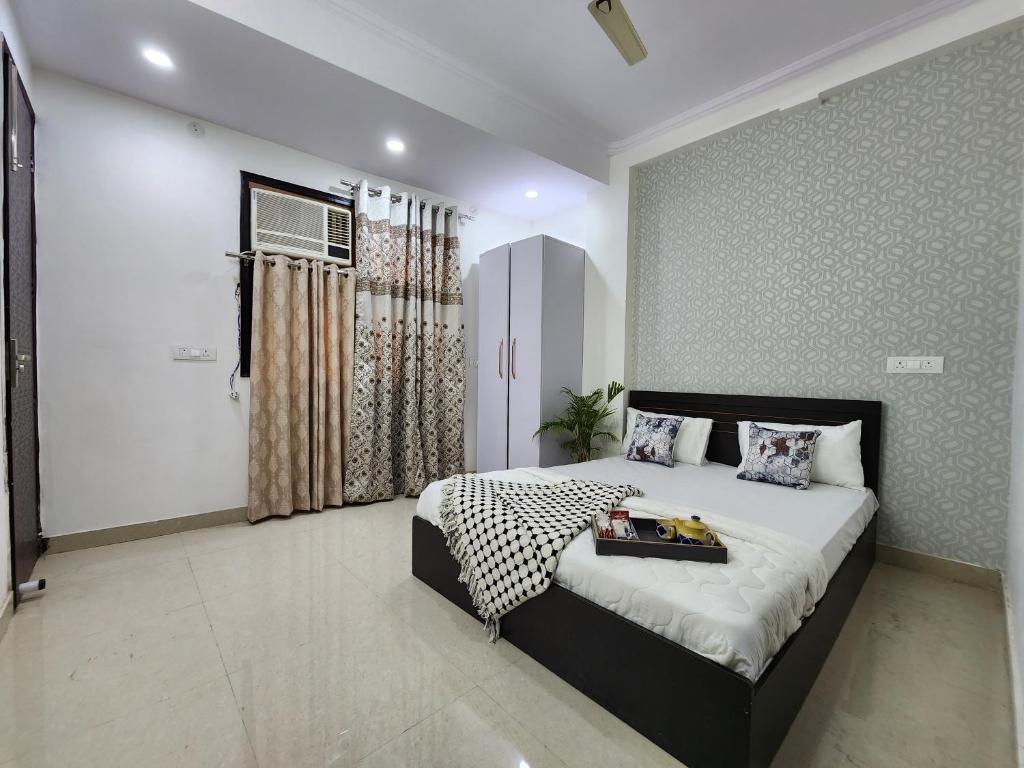 um quarto com uma cama num quarto em Homlee-Vintage 2BHK Apt Near Central Delhi em Nova Deli