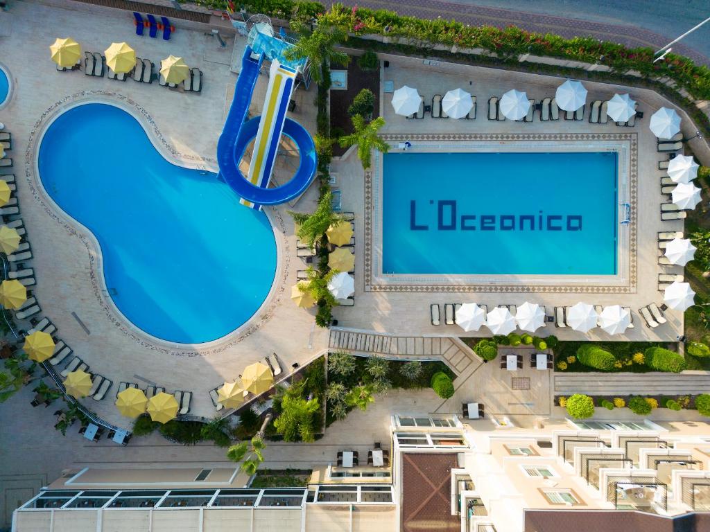 Bazén v ubytování L'Oceanica Beach Resort nebo v jeho okolí