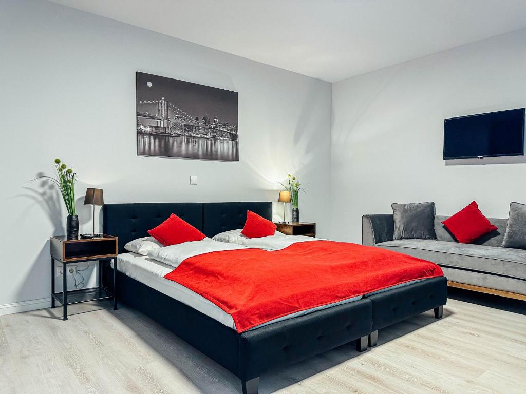 una camera con un grande letto e un divano di Hotel im Hegen a Oststeinbek
