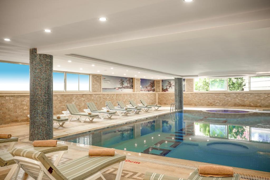 Bazén v ubytování L'Oceanica Beach Resort nebo v jeho okolí