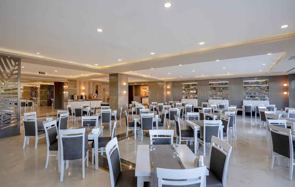Restaurace v ubytování L'Oceanica Beach Resort