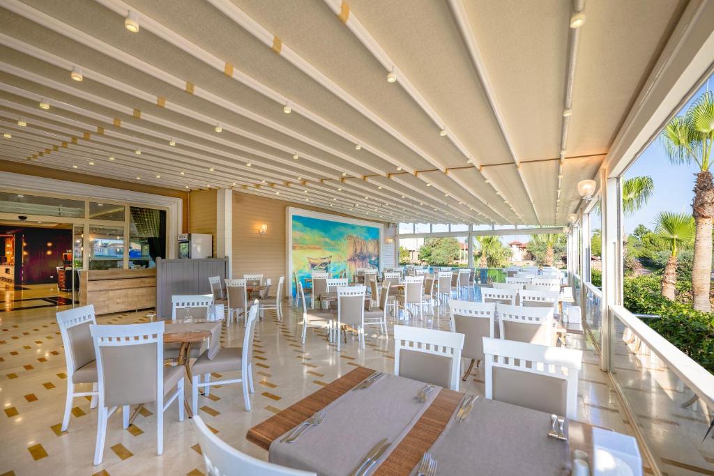 Restaurace v ubytování L'Oceanica Beach Resort