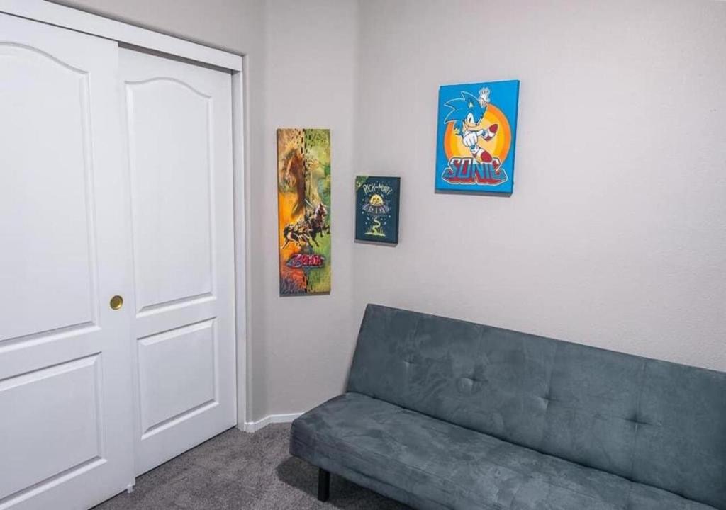 een woonkamer met een bank en schilderijen aan de muur bij Elegant 3 Bedroom Apartment In Mid West in New York