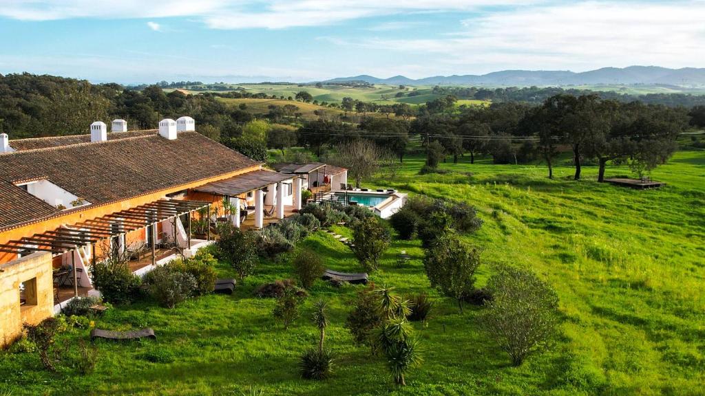 塞卡爾的住宿－Herdade Reguenguinho，田野房屋的空中景观