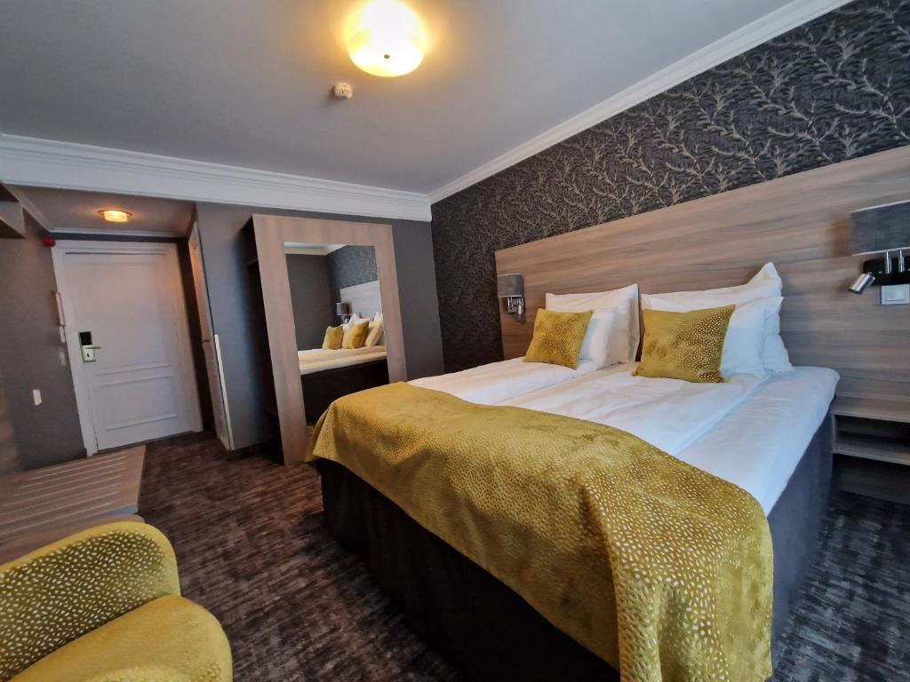 Postel nebo postele na pokoji v ubytování Dr. Holms Hotel