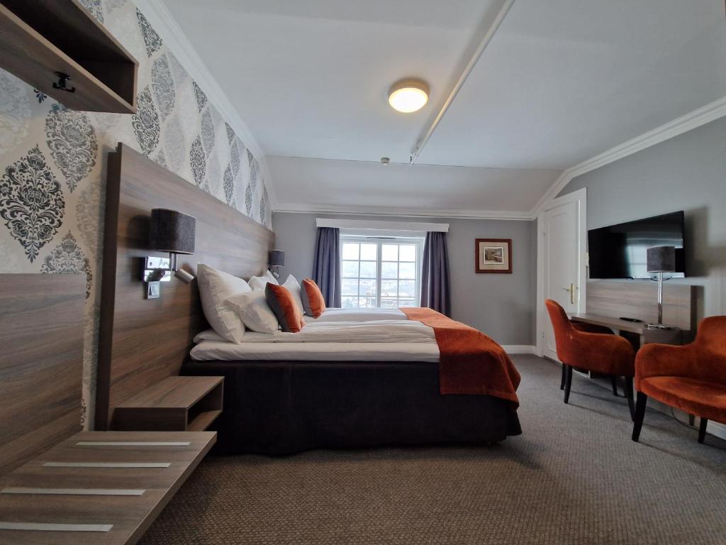Postel nebo postele na pokoji v ubytování Dr. Holms Hotel
