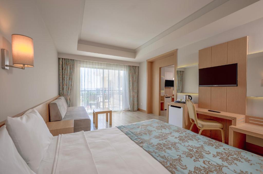 TV a/nebo společenská místnost v ubytování L'Oceanica Beach Resort