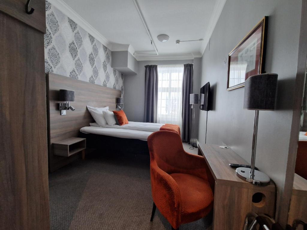 Postel nebo postele na pokoji v ubytování Dr. Holms Hotel