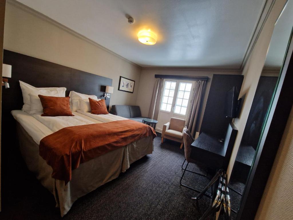 Postel nebo postele na pokoji v ubytování Dr. Holms Hotel
