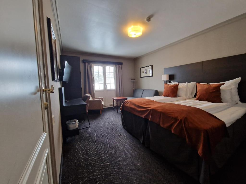Postel nebo postele na pokoji v ubytování Dr. Holms Hotel