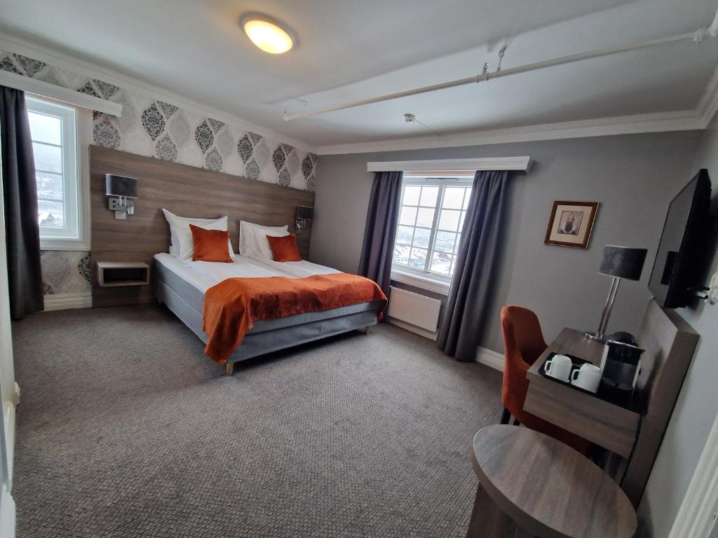 Postel nebo postele na pokoji v ubytování Dr. Holms Hotel