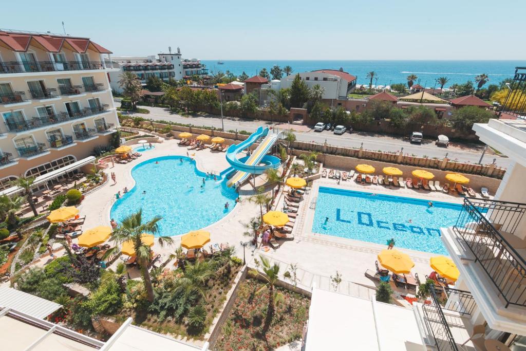 Bazén v ubytování L'Oceanica Beach Resort nebo v jeho okolí