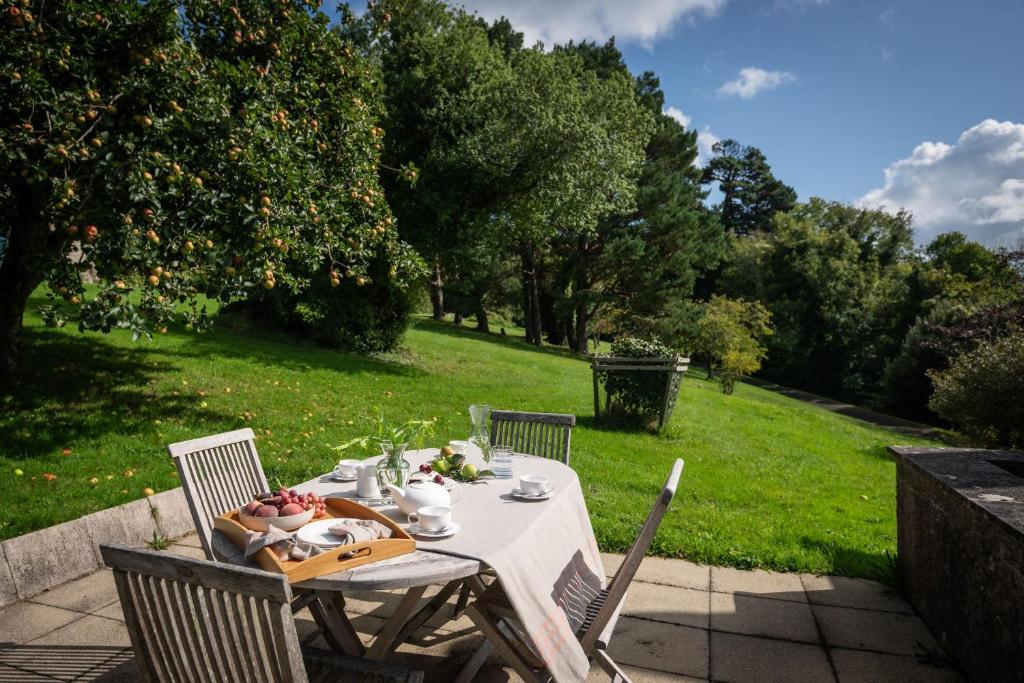 HolbetonにあるLittle Oakの野原の上に盛り付けのテーブル